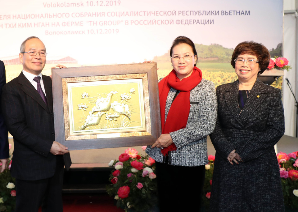 国会主席阮氏金银向越南TH True Milk俄罗斯奶牛场赠送纪念品。图自越通社
