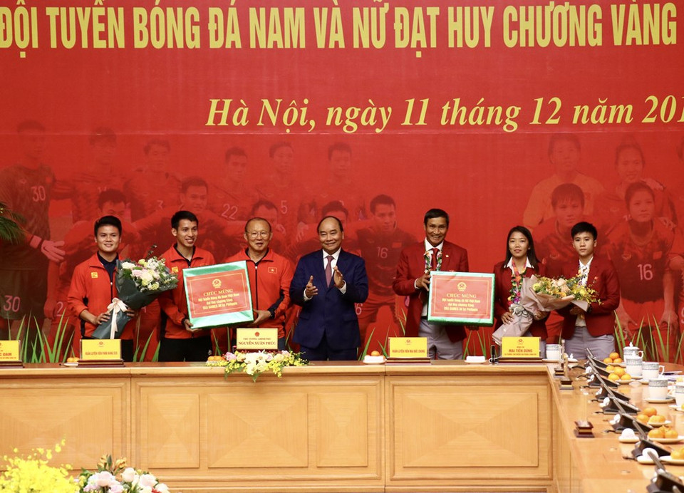这是越南参加东运会60年来首次同时在男女足项目夺得金牌。越通社记者 原安 摄