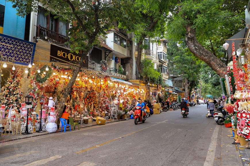 每逢中秋节、圣诞节或春节到来时，行马街处处都是装饰品。在圣诞节即将到来时，这条街道上人来人往络绎不绝，人们来到这里购买圣诞节装饰品，如圣诞老人，驯鹿、圣诞树、霓灯，一些人来到这里逛街，看热闹，圣诞节的气氛比较浓厚。走在马行街上你会被这里五颜六色、种类丰富多样、有大有小的装饰品吸引住。图自 Vietnam+