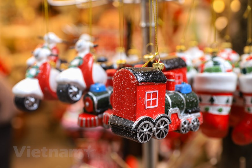 圣诞节是全球信教群众的重要节日，是人们表达感恩之心和跟家人团聚的重要日子。现在，不仅西方国家喜迎圣诞节，而且亚洲各国，尤其是越南也把该节日过得有声有色。圣诞节不仅是基督教教徒的大节日，更是大家寄托爱心、互致祝福的机会。诞节到来时， 河内、胡志明市、岘港、宁平、承天顺化等越南大城市到各省居民都欢度圣诞节，特别是大城市大街小巷到处都洋溢着圣诞气氛。圣诞树、圣诞老人和圣诞礼物给人们带来了快乐。图自Vietnam+