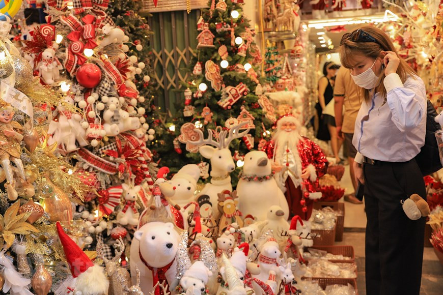 这几天来，这里吸引许多人前来购买装饰品。可以说，来到马行街，我们就可以感受到浓浓的圣诞氛围。马行节全都是圣诞老人，驯鹿、圣诞树、圣诞树装饰品、霓灯等。圣诞树也根据其尺寸而价格从几十万到200万越盾不等。圣诞钟和圣诞雪花价格从8万至30万越盾左右。马行街是颇受首都市民，特别是青年们欢迎的地点。图自 Vietnam+