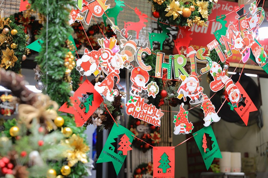 尽管离圣诞节还有半个月时间，但这些日来河内市还剑郡专门卖装饰品的街道——马行街，圣诞节装饰品随处可见，任由顾客挑选。马行街是颇受首都市民，特别是青年们欢迎的地点。人们开心地逛街购物和欣赏2022年圣诞节浓厚的节日气氛。行马街一店铺老板分享道：“万圣节结束后，我们马上出售圣诞节装饰品了”。图自 Vietnam+