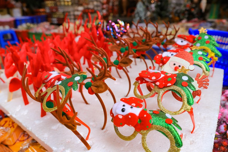 圣诞节即将来临，马行街的面貌换了新衣，处处都是五颜六色的圣诞节装饰品。这几天来，这里吸引许多人前来购买装饰品。马行节全都是圣诞老人，驯鹿、圣诞树、圣诞树装饰品、霓灯等。圣诞树也根据其尺寸而价格从几十万到200万越盾不等。一位店主说，今年民众购买圣诞节装饰品的需求猛增，圣诞树或雪人比往年更加精致美丽，满足客户要求。图自 Vietnam+