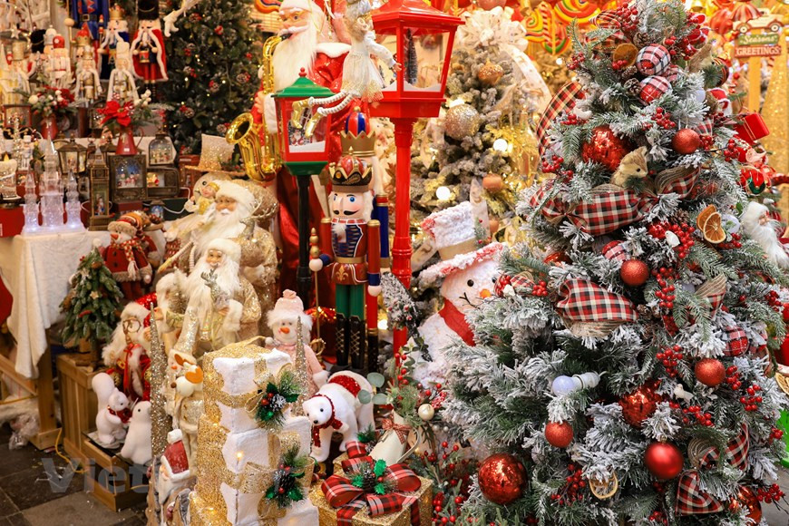 马行街是颇受首都市民，特别是青年们欢迎的地点。人们开心地逛街购物和欣赏2022年圣诞节浓厚的节日气氛。圣诞节即将来临，马行街的面貌换了新衣，处处都是五颜六色的圣诞节装饰品。这几天来，这里吸引许多人前来购买装饰品。马行节全都是圣诞老人，驯鹿、圣诞树、圣诞树装饰品、霓灯等。圣诞树也根据其尺寸而价格从几十万到200万越盾不等。图自 Vietnam+