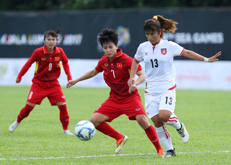 越南女足队球员雪蓉（7号）与缅甸女足队球员对峙不下。越通社记者 国庆 摄