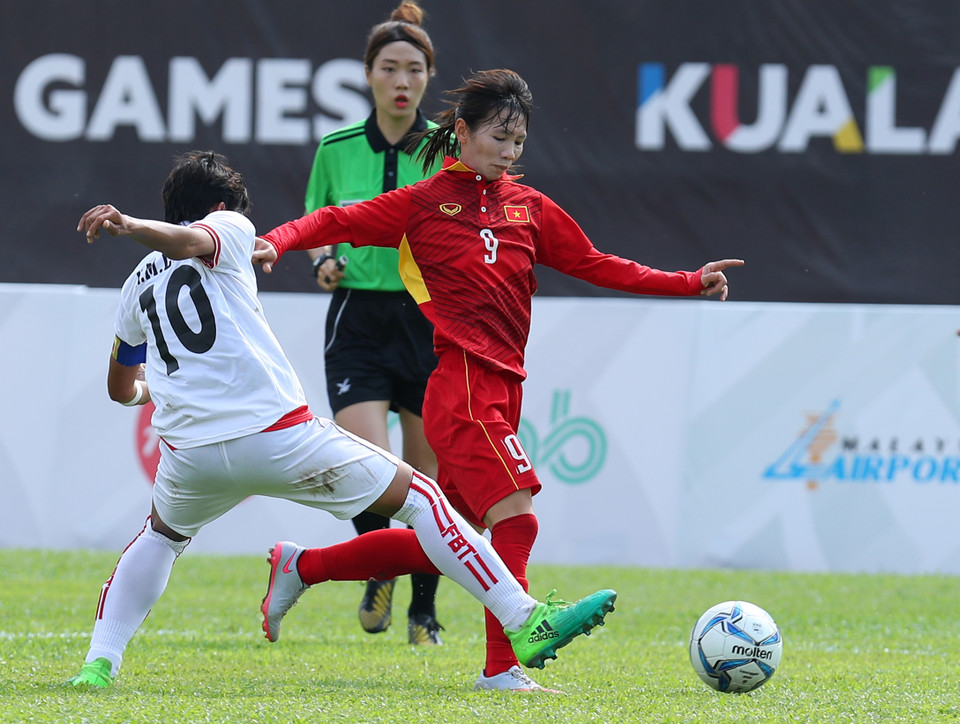 越南女球员垂状（9号）与缅甸女足队球员对峙不下。越通社记者 国庆 摄