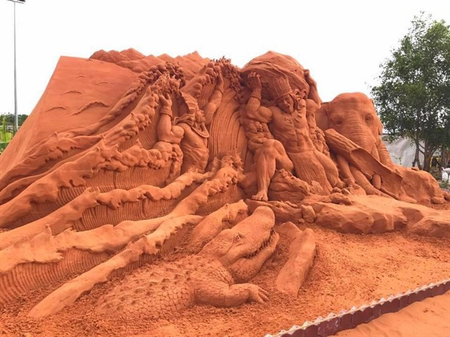 以越南著名传说《山神水神》为创作灵感的沙雕（图片来源：人民报）