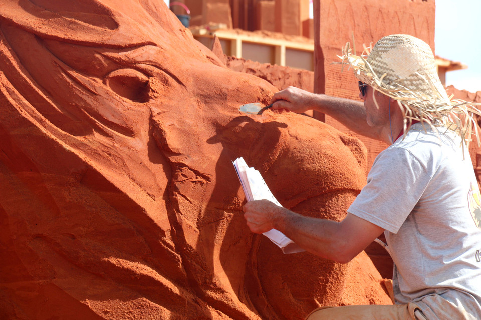 精心制作每一细节的雕刻家（图片来源：越通社）