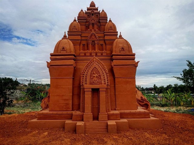 模仿婆那加塔的沙雕（图片来源：人民报）