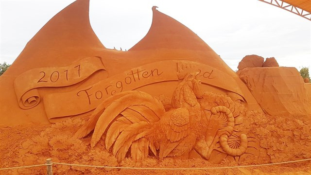 迎接2017年的大型公鸡沙雕（图片来源：人民报）