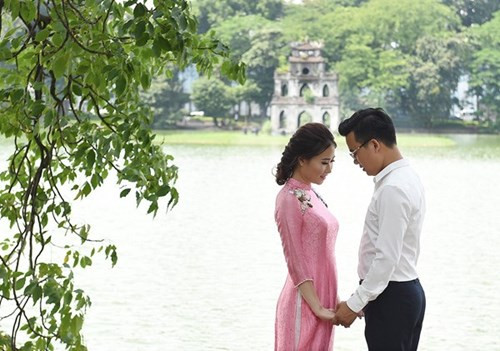 位于河内中心的还剑湖被很多青年选为照相留念的理想之地。（图片来源：人民军队报网）
