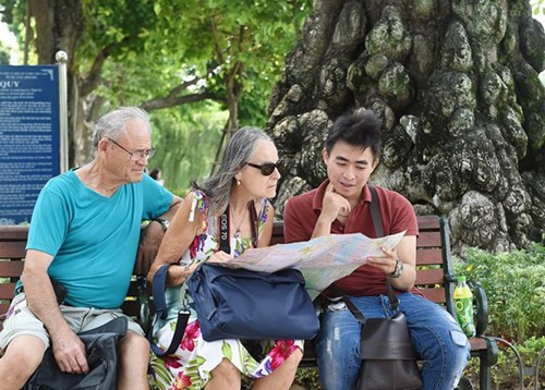 河内人和谐可亲性格出名内外。图为黄梅郡人阮文军帮助法国游客了解河内旅游景点。（图片来源：人民军队报网）