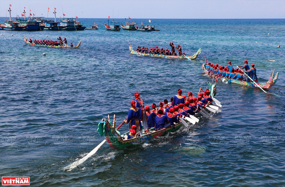 参赛的船只船头上刻着麟凤龟龙等四灵之物的形象，因此该比赛被称为‘四灵划船比赛‘。图自 《越南画报》