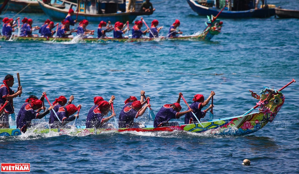 四灵划船比赛在安海和安永村海滩进行，总航程4海里（约8公里）。图自 《越南画报》