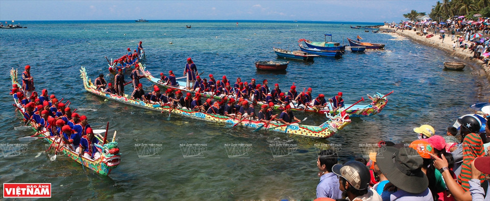 李山岛县居民对各参赛队加油鼓舞。图自 《越南画报》