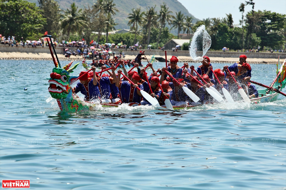 安永乡西村凤船船夫在比赛中使劲划船。图自 《越南画报》