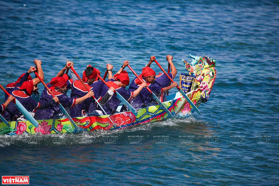 比赛过程中，为了让船只快速冲前，船夫要配合驾驶。图自 《越南画报》