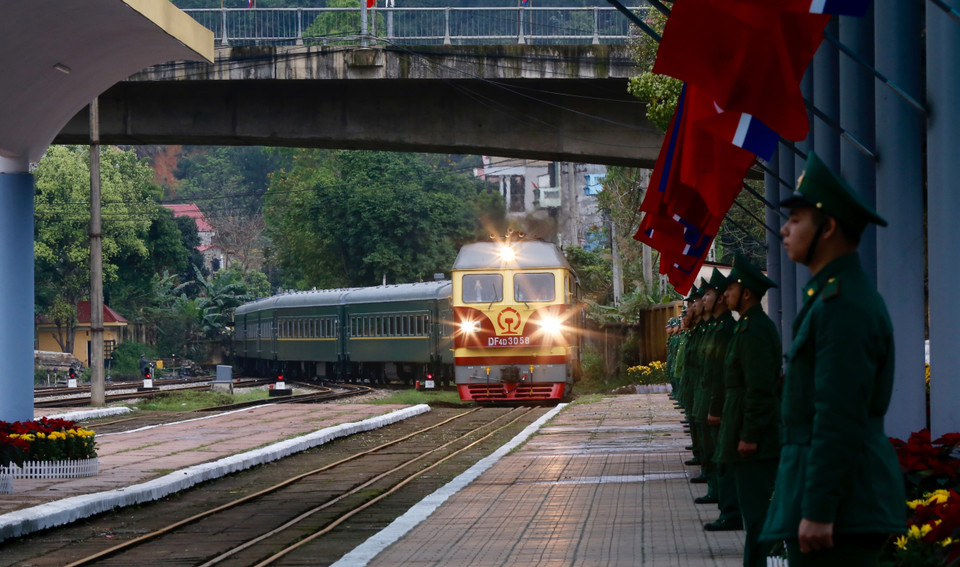 朝鲜最高领导人金正恩的专列已抵达同登火车站。图自越通社
