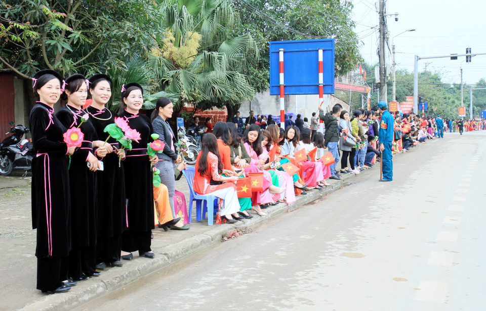 谅山省数千人带着鲜花和越南与朝鲜两国国旗聚集在从谅山市前往同登火车站的道路两边为朝鲜最高领导人金正恩送行。图自越通社