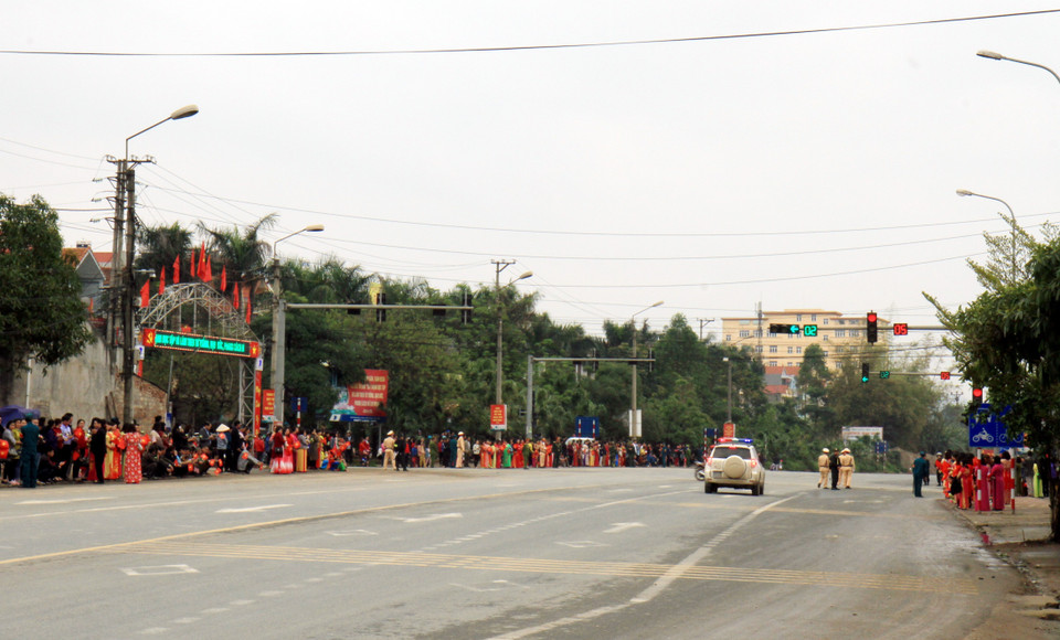 谅山省数千人带着鲜花和越南与朝鲜两国国旗聚集在从谅山市前往同登火车站的道路两边为朝鲜最高领导人金正恩送行。图自越通社