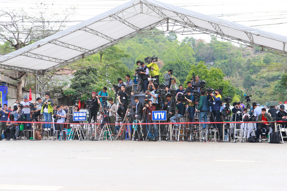 许多国内外记者前往同登火车站，及时报道朝鲜最高领导人金正恩送行仪式的信息。图自越通社