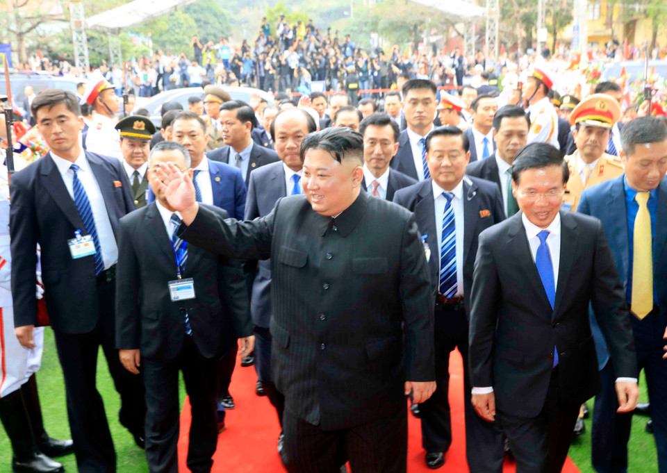 朝鲜最高领导人金正恩向在场群众挥手。图自越通社