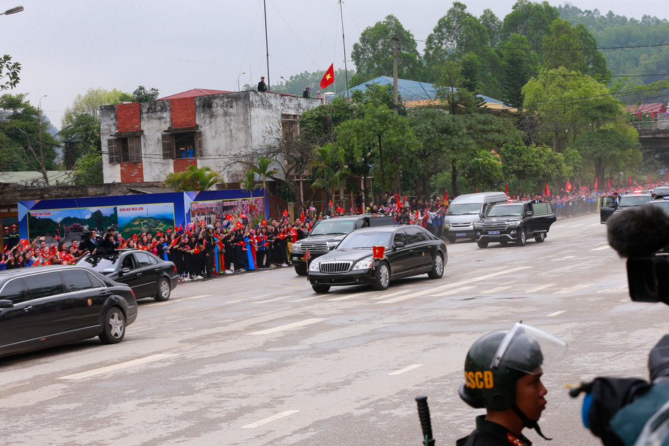 朝鲜最高领导人金正恩的车队抵达同登火车站。图自越通社