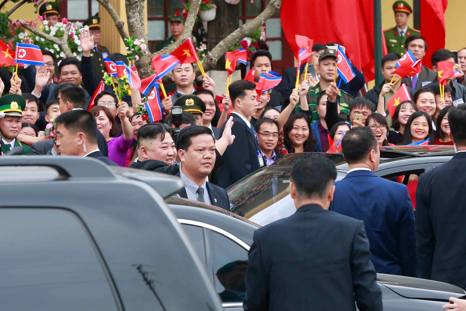 朝鲜最高领导人金正恩向在场群众挥手。图自越通社