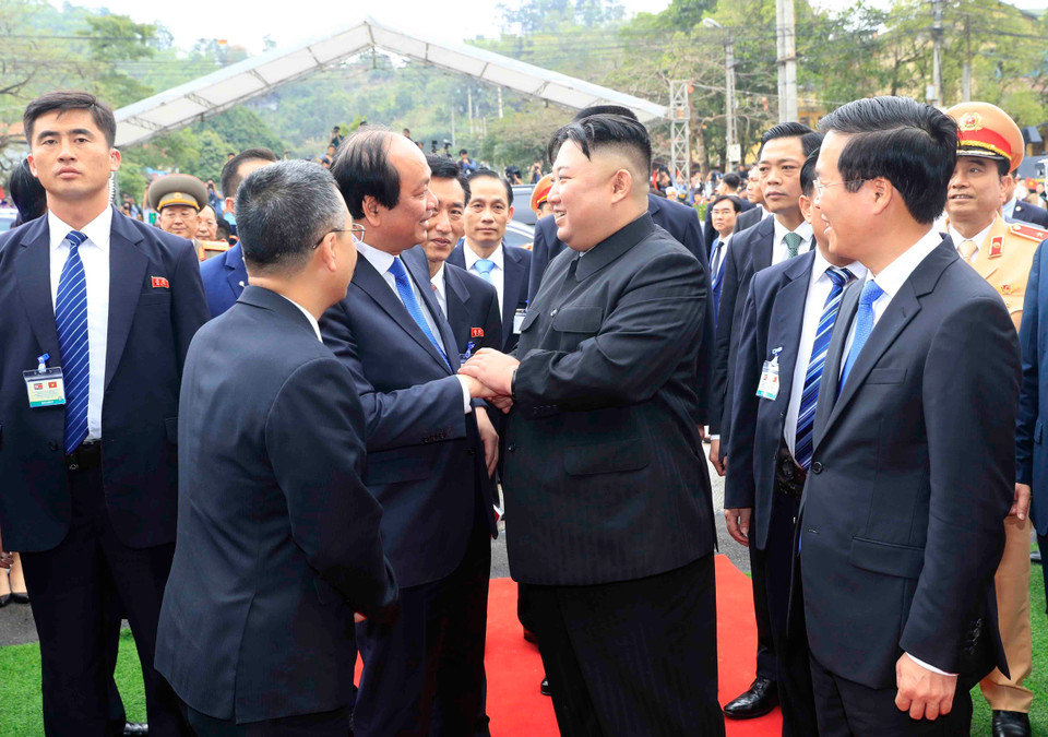 中央宣教部部长武文赏和政府办公厅主任梅进勇部长到同登火车站为朝鲜最高领导人金正恩送行。图自越通社