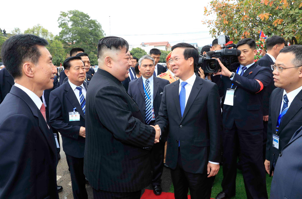 中央宣教部部长武文赏到同登火车站为朝鲜最高领导人金正恩送行。图自越通社