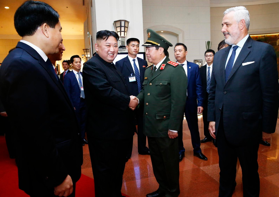 越南代表为朝鲜最高领导人金正恩送行。图自越通社