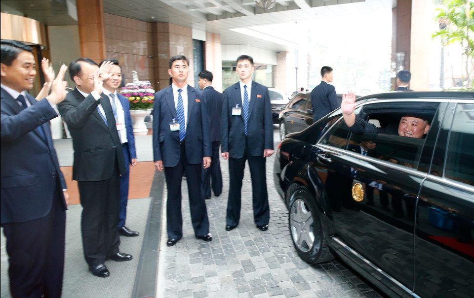 朝鲜最高领导人金正恩挥手致敬。图自越通社