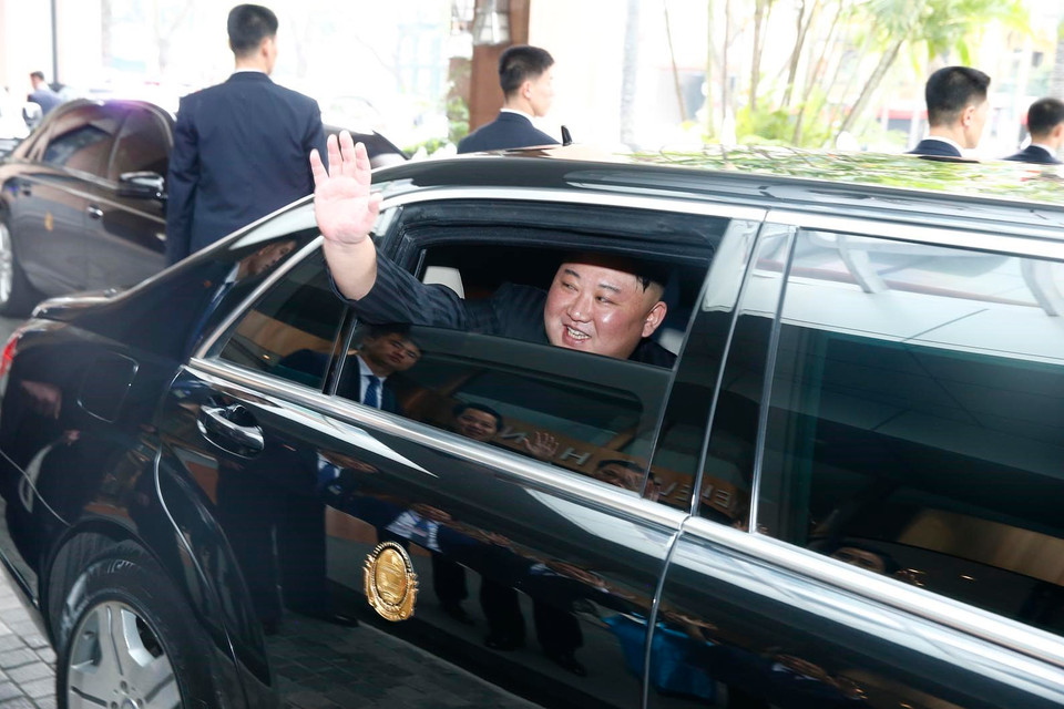 朝鲜最高领导人金正恩挥手致敬。图自越通社