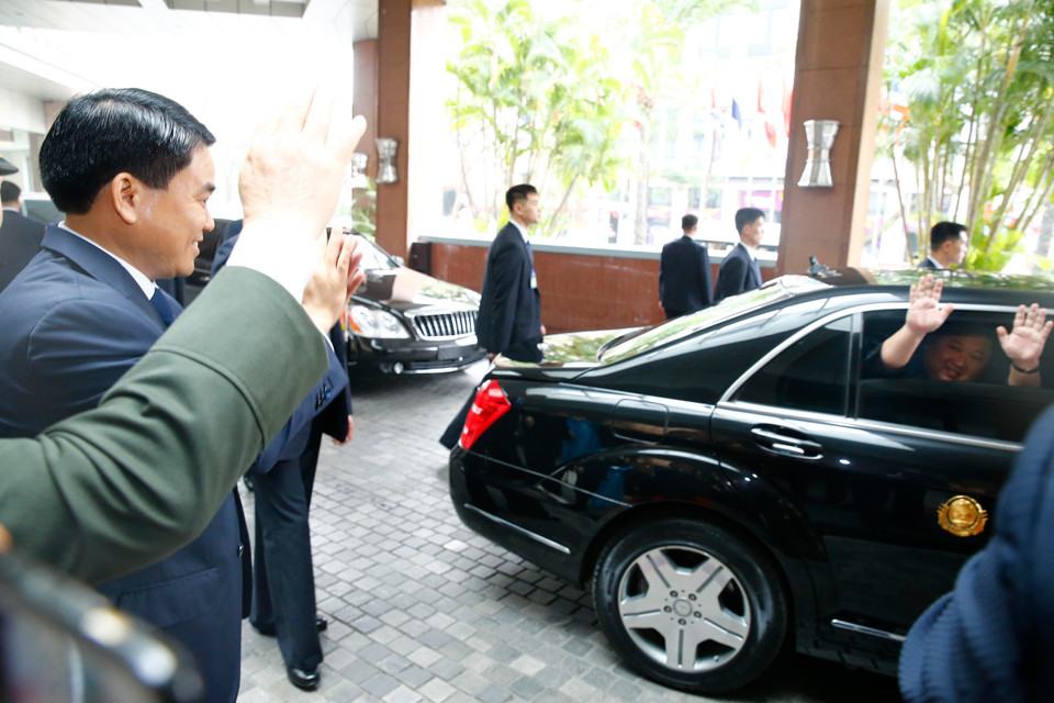 朝鲜最高领导人金正恩挥手致敬。图自越通社