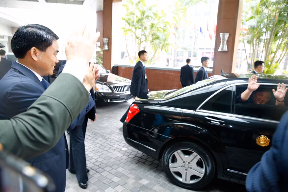朝鲜最高领导人金正恩挥手致敬。图自越通社