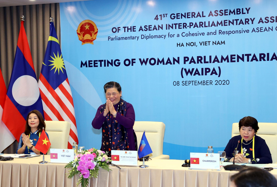 越南国会常务副主席、AIPA 41委员会主任丛氏放主持东盟议会联盟女议员（WAIPA）会议。来自东盟各成员国的女议员代表团出席会议。越通社记者 仲德 摄