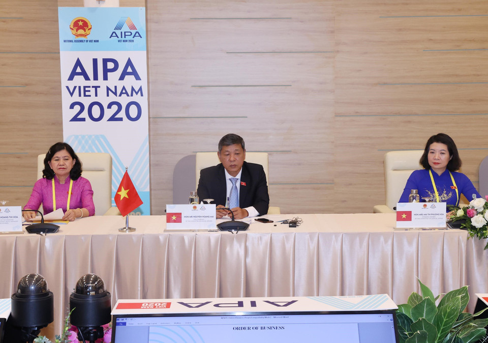 越南女议员代表出席会议。越通社记者 仲德 摄