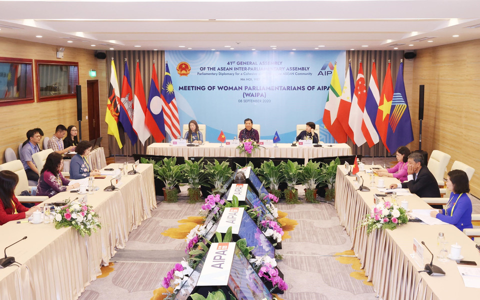 越南国会常务副主席、AIPA 41委员会主任丛氏放主持东盟议会联盟女议员（WAIPA）会议。来自东盟各成员国的女议员代表团出席会议。越通社记者 仲德 摄
