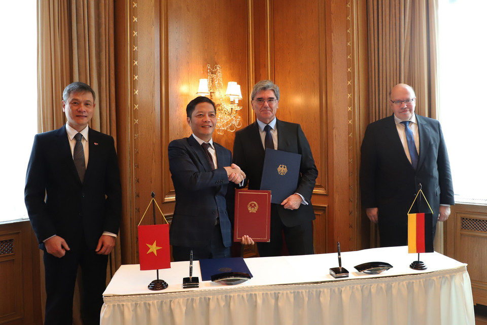 2019年4月9日在柏林，越南工贸部部长陈俊英与德国西门子集团领导签署有关两国工业和能源领域合作的框架协议。越通社记者 范胜 摄