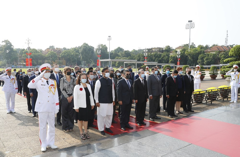 各国和国际组织驻河内外交团前往胡志明主席陵墓敬献花圈并入陵瞻仰胡志明主席遗容。