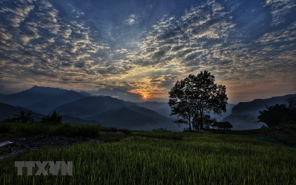 准天村是游客们欣赏日落美景的理想地方。越通社记者 成达 摄