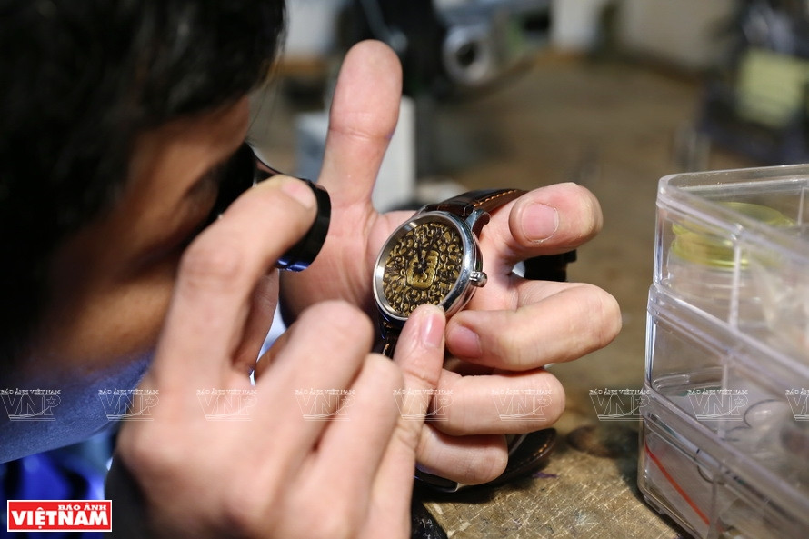 雕刻过程中要随时清理屑末。《越南画报》记者 功达 摄