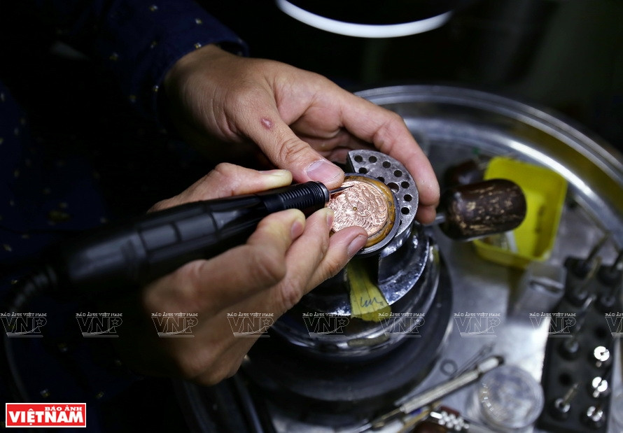 用气动机在金属面雕刻。《越南画报》记者 功达 摄