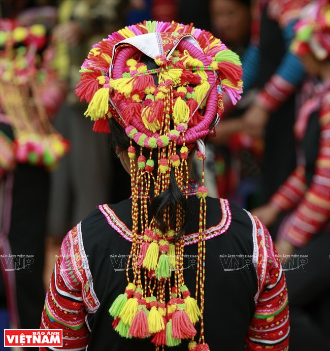 拉胡族女人常留长发，以便于戴上传统头巾。图自 越通社/越南画报