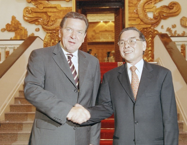 越南政府总理潘文凯欢迎德国总理格哈德•施罗德(Gerhard Schröder)从2003年5月14日至15日对越南进行正式访问。越通社记者 世纯 摄