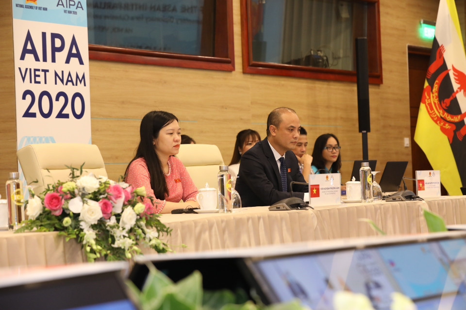 出席会议的越南年轻议员代表。图自越通社