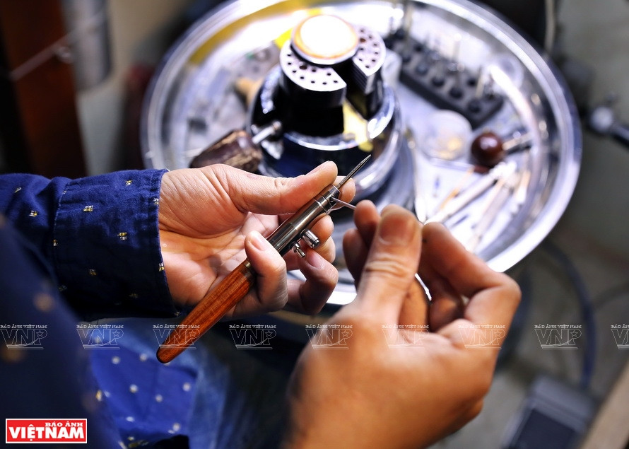 工匠必须聚精会神，一丝不苟才能做出别具一格的产品。《越南画报》记者 功达 摄