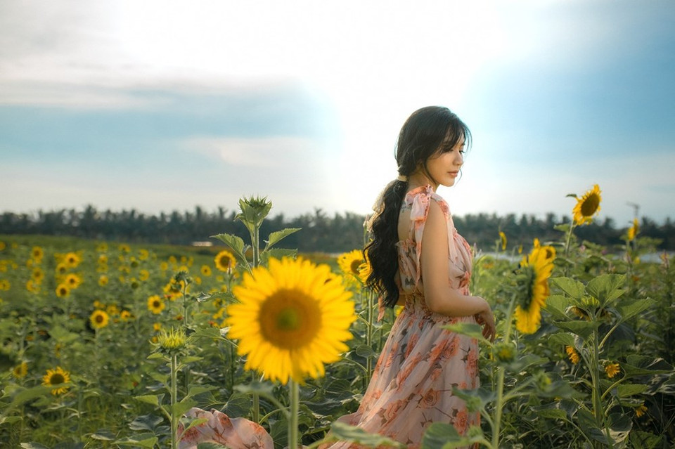 维阳-游客：“我们家每个月至少来这里一次欣赏花卉美景，我还打算搬到这里住，因为这里的环境很清洁、舒服。"图自 VIETNAM+