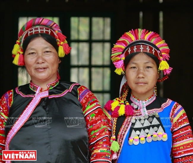 绚烂多彩的头巾是拉胡族妇女的亮点。图自 越通社/越南画报