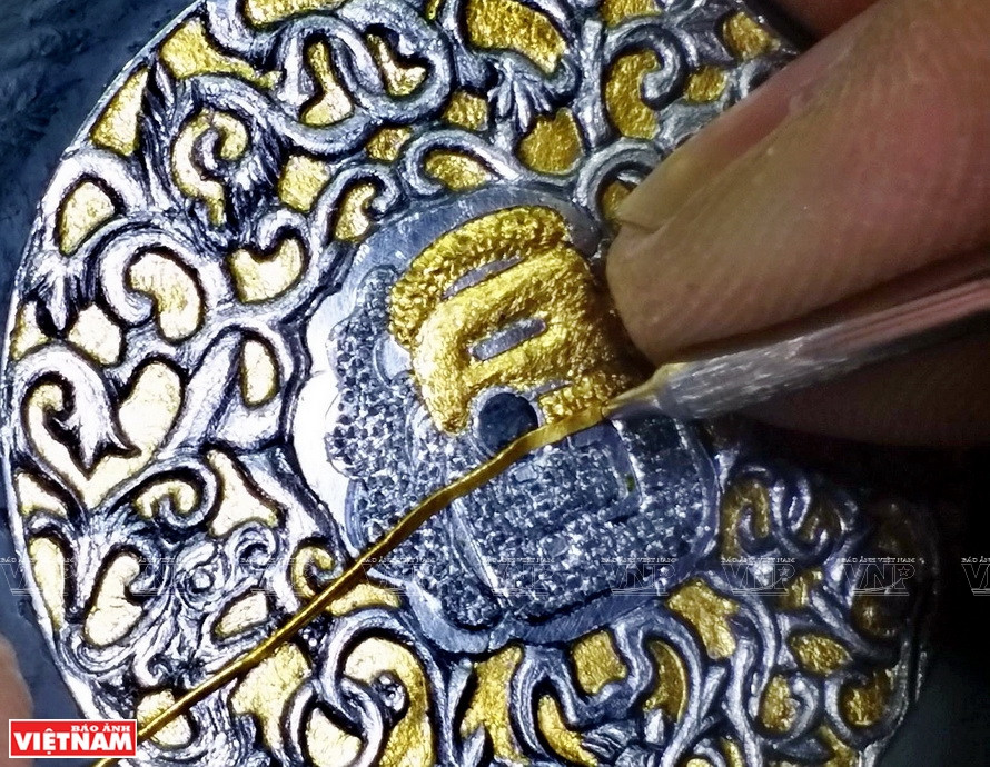一个表盘加工费约300至500万越盾，雕刻讲究或者镶金的800至1200万，特别要求的甚至高达5000万。《越南画报》记者 功达 摄